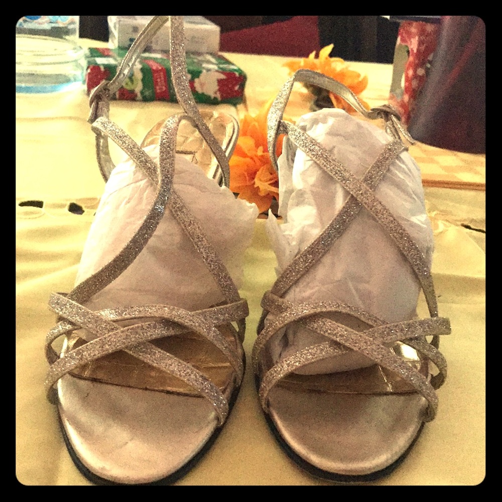 Caparros used gold sandals.